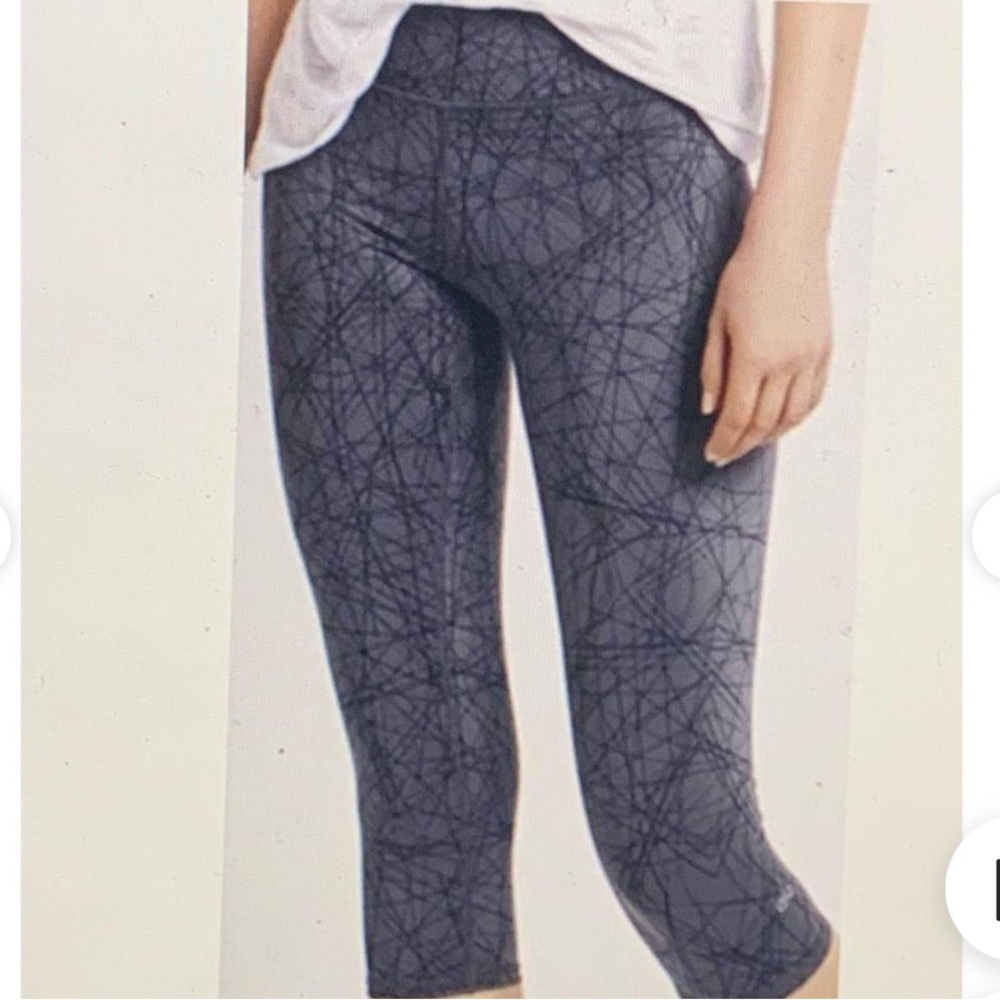 ALO Yoga Women's Data Airbrushed Capri Leggings Gray & Black Large